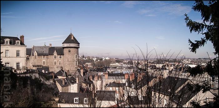 Laval - Immobilier - CENTURY Dréano Immobilier - toits de Laval et vieux château